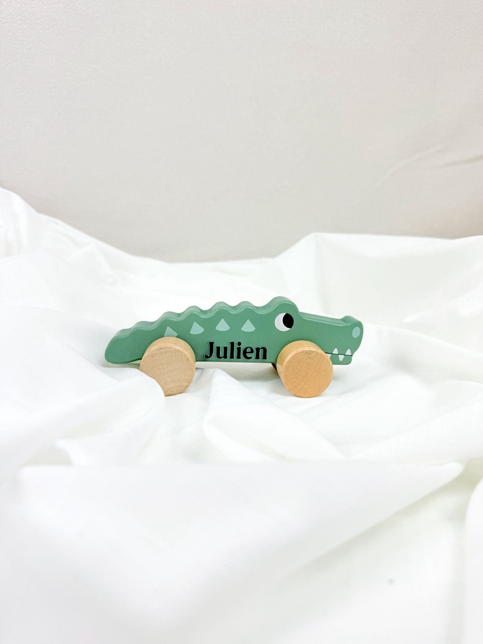 Houten Krokodil op wielen